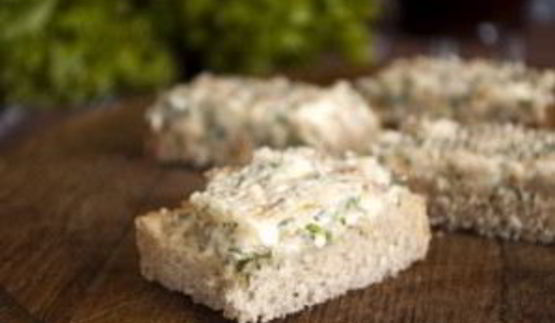 бутерброды с копченым кальмаром