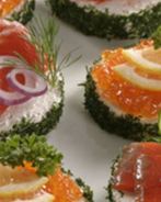 Бутерброды с красной икрой и красной рыбой