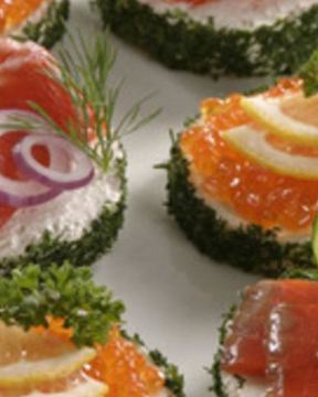 Бутерброды с красной икрой и красной рыбой