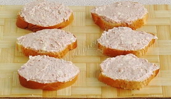 бутерброды с куриным паштетом и сыром