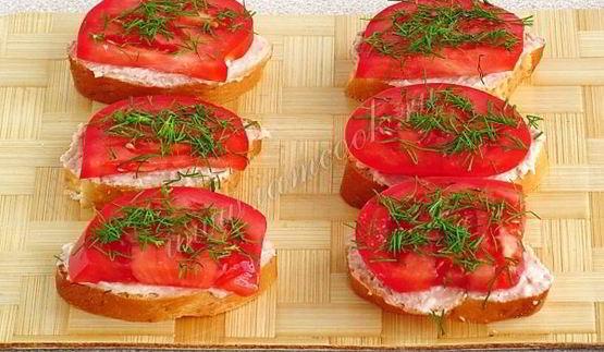 бутерброды с куриным паштетом и сыром