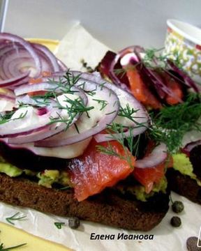 Бутерброды с лососем, свеклой и авокадо