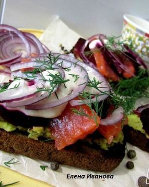 Бутерброды с лососем, свеклой и авокадо