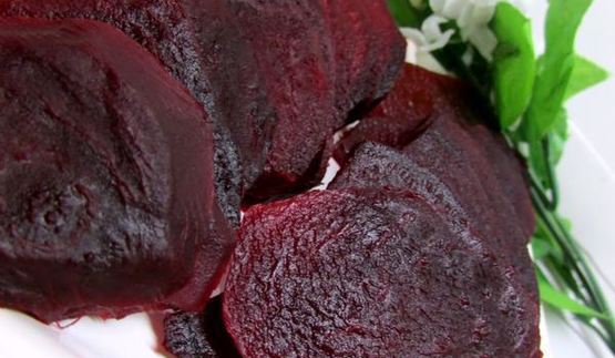 бутерброды с лососем, свеклой и авокадо