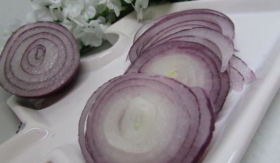 бутерброды с лососем, свеклой и авокадо