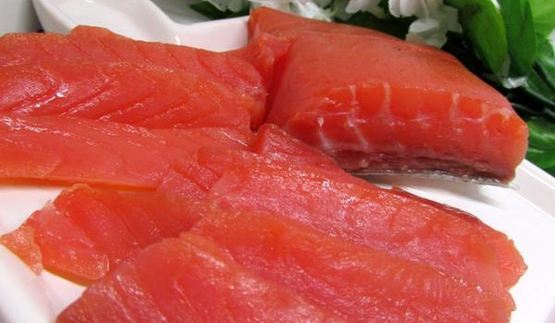 бутерброды с лососем, свеклой и авокадо