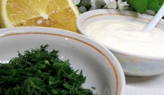 бутерброды с лососем, свеклой и авокадо