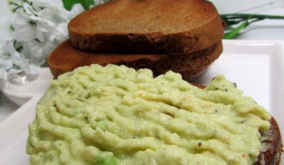 бутерброды с лососем, свеклой и авокадо