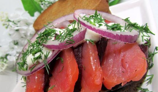 бутерброды с лососем, свеклой и авокадо