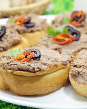 Бутерброды с паштетом из куриной печени
