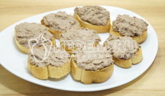 бутерброды с паштетом из куриной печени
