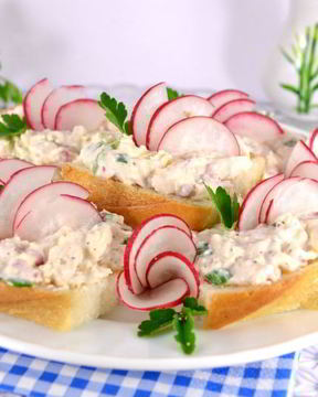 Бутерброды с пастой из редиса и плавленного сыра