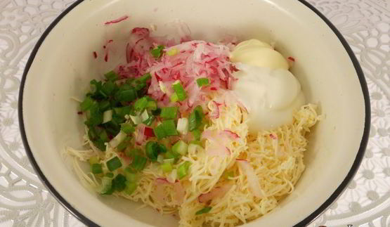 бутерброды с пастой из редиса и плавленного сыра