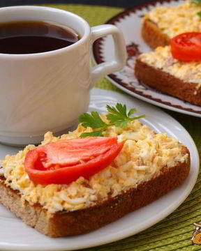 Бутерброды с печенью трески, яйцом и плавленым сыром