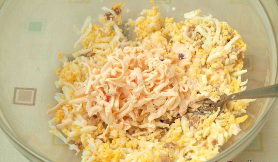 бутерброды с печенью трески, яйцом и плавленым сыром