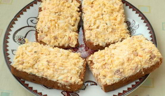 бутерброды с печенью трески, яйцом и плавленым сыром