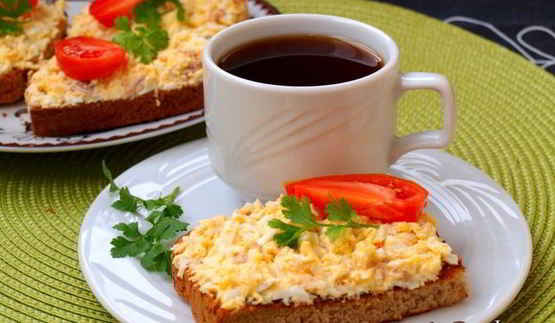 бутерброды с печенью трески, яйцом и плавленым сыром