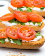 Бутерброды с помидорами и сыром