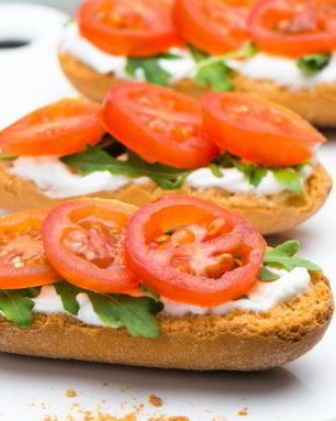 Бутерброды с помидорами и сыром