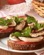 Бутерброды с помидорами и сырыми шампиньонами