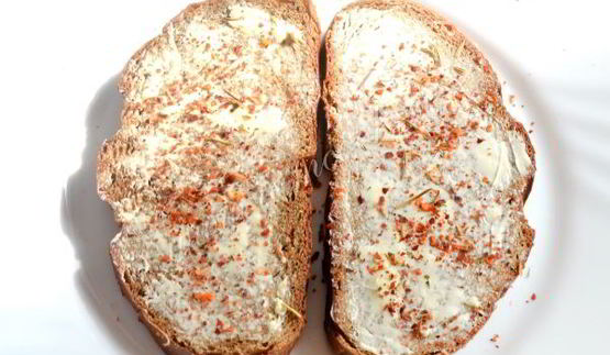 бутерброды с помидорами и сырыми шампиньонами