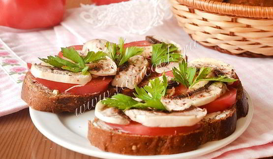 бутерброды с помидорами и сырыми шампиньонами