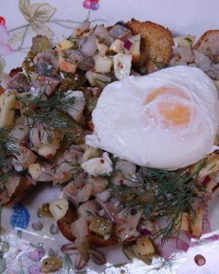 Рецепт бутербродов с сельдью, яблоком и яйцом пашот