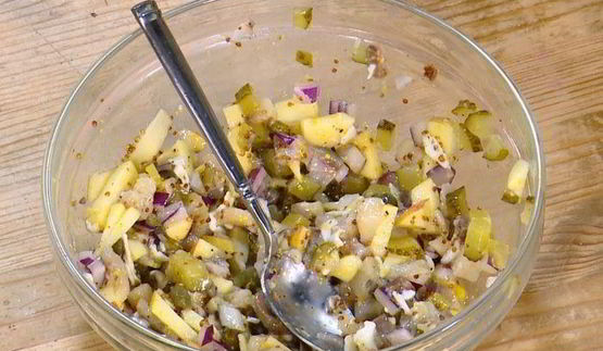 бутерброды с сельдью, яблоком и яйцом пашот