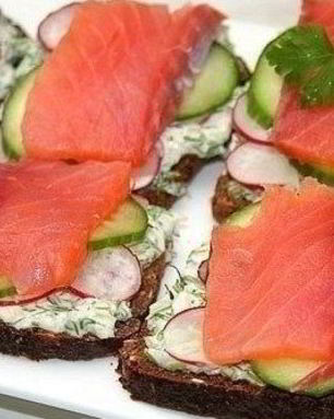 Бутерброды с семгой и редисом