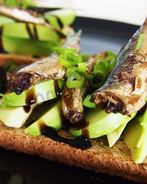 Бутерброды со шпротами и авокадо