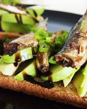 Бутерброды со шпротами и авокадо