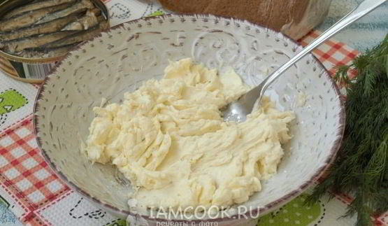 бутерброды со шпротами и сливочным маслом