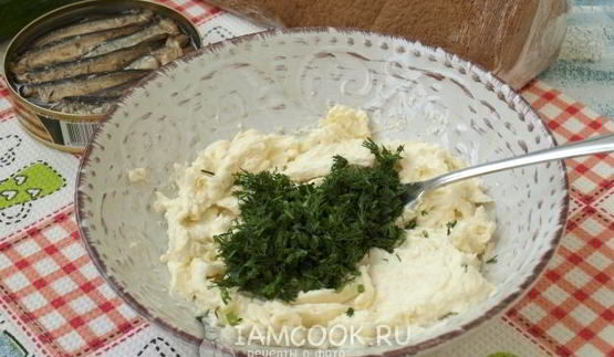 бутерброды со шпротами и сливочным маслом