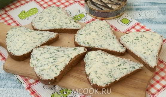 бутерброды со шпротами и сливочным маслом