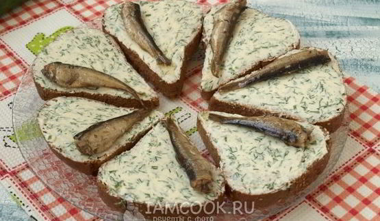 бутерброды со шпротами и сливочным маслом