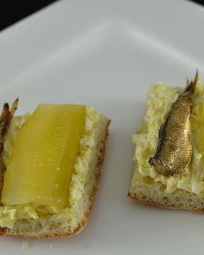 Бутерброды со шпротами и яйцом