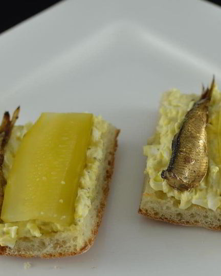 Рецепт бутербродов со шпротами и яйцом