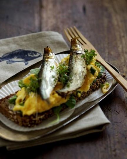 Рецепт бутербродов со шпротами и жареными яйцами