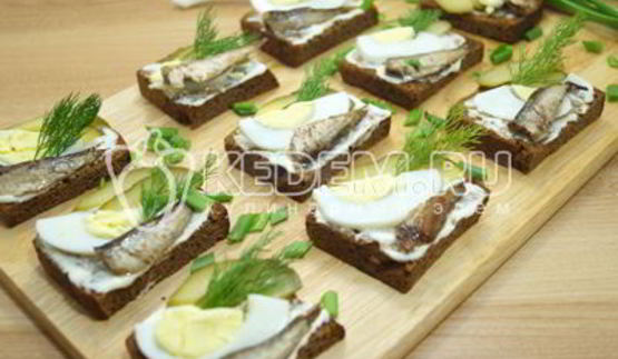 бутерброды со шпротами