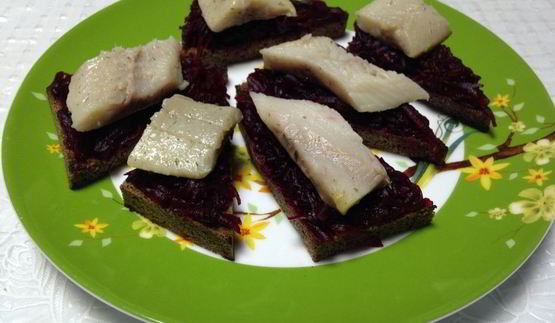 бутерброды со свеклой и селедкой