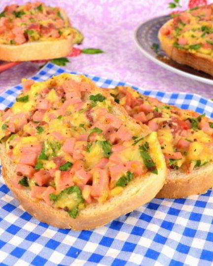 Рецепт горячих бутербродов с колбасой и сыром