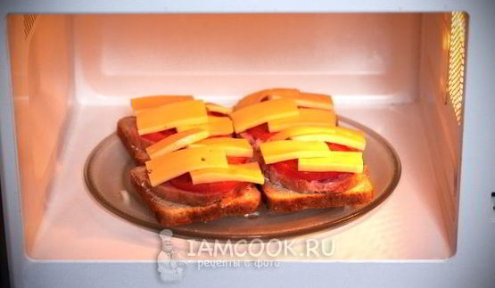 горячие бутерброды с колбасой в микроволновке