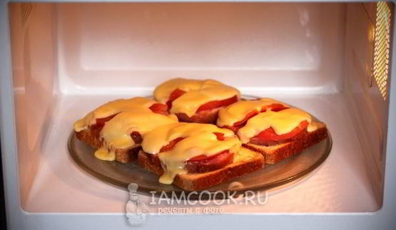 горячие бутерброды с колбасой в микроволновке