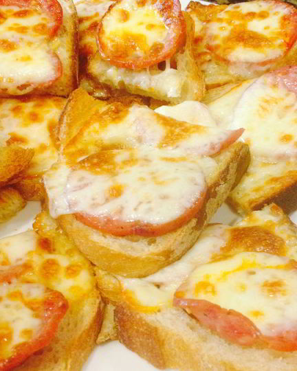 Рецепт горячих бутербродов с колбасой