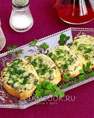 Горячие бутерброды с консервированным лососем и маслинами