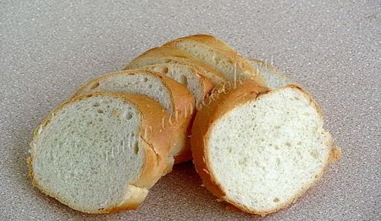 горячие бутерброды с консервированным лососем и маслинами