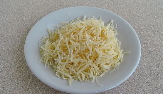 горячие бутерброды с консервированным лососем и маслинами