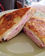 Горячие бутерброды с ветчиной и сыром, обжаренные в яйце