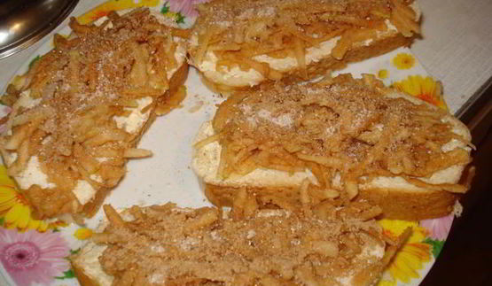 горячие бутерброды с яблоком и корицей