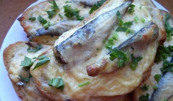 горячие бутерброды со шпротами